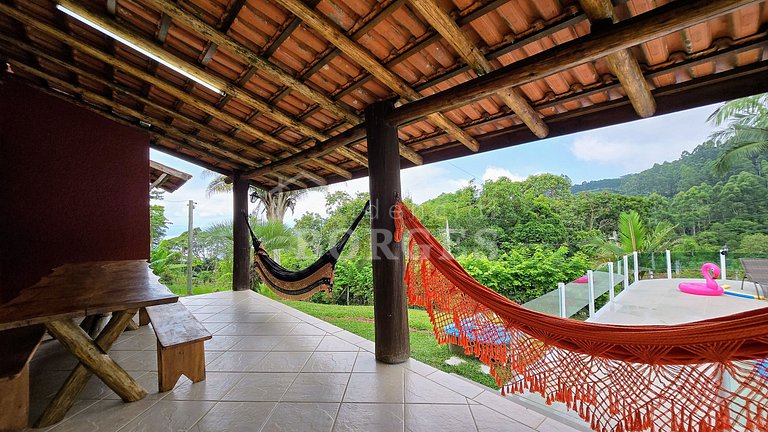 Villa Coelho: Estadia Rural com Piscina e Vista da Montanha