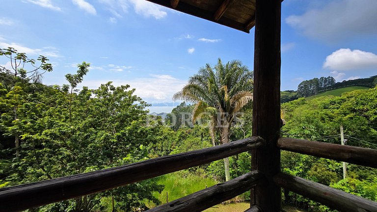 Villa Coelho: Estadia Rural com Piscina e Vista da Montanha