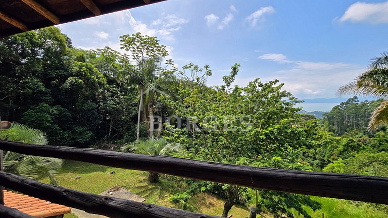 Villa Coelho: Estadia Rural com Piscina e Vista da Montanha