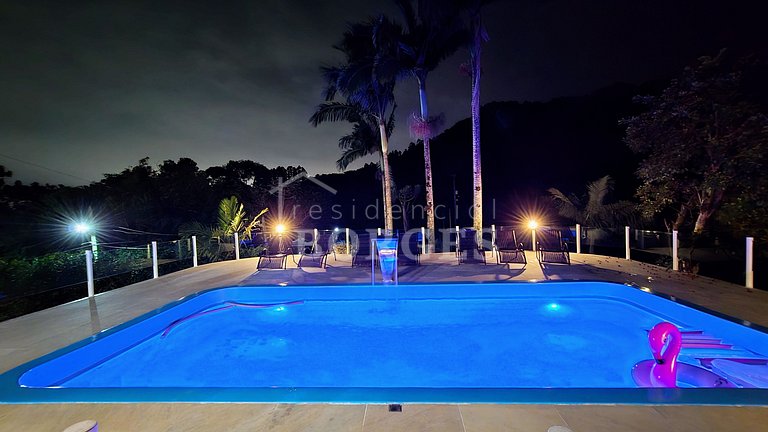 Villa Coelho: Estadia Rural com Piscina e Vista da Montanha