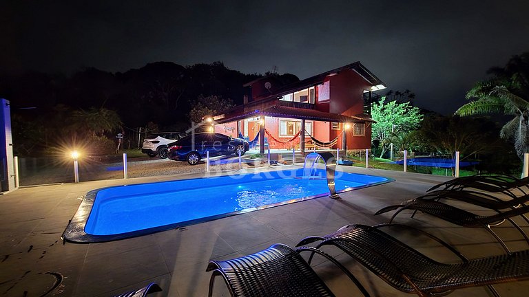 Villa Coelho: Estadia Rural com Piscina e Vista da Montanha