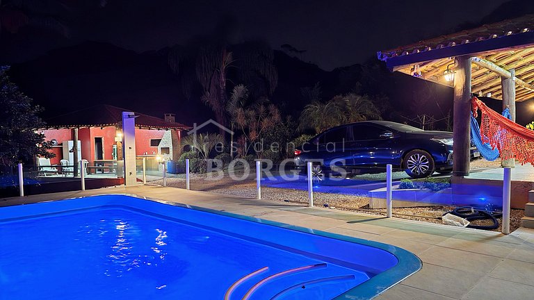 Villa Coelho: Estadia Rural com Piscina e Vista da Montanha