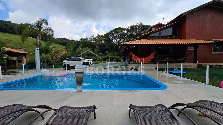Villa Coelho: Estadia Rural com Piscina e Vista da Montanha