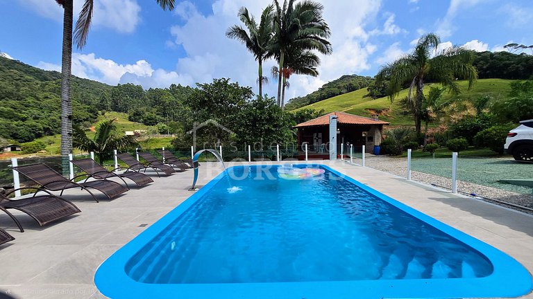 Villa Coelho: Estadia Rural com Piscina e Vista da Montanha