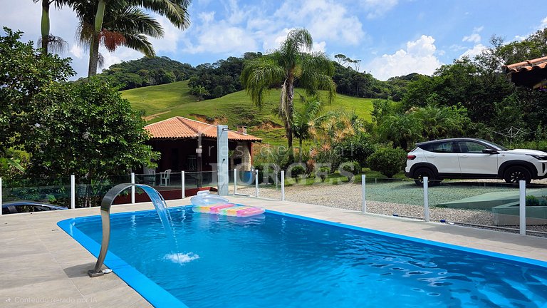 Villa Coelho: Estadia Rural com Piscina e Vista da Montanha