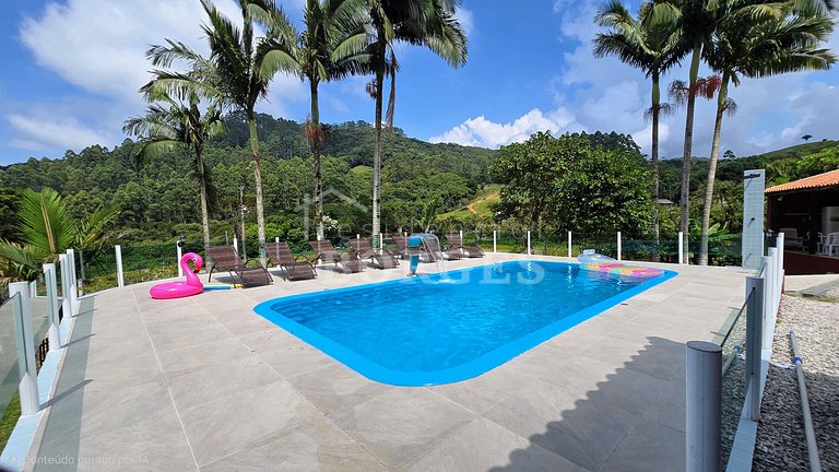 Villa Coelho: Estadia Rural com Piscina e Vista da Montanha